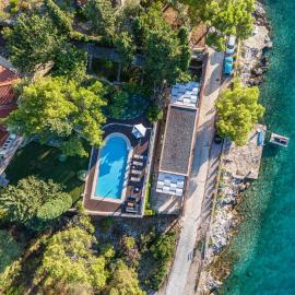 Traumanwesen direkt am Wasser, Hotel in Rogač