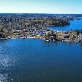 Waterfront home in Vaxholm with private beach: Vaxholm şehrinde bir otel