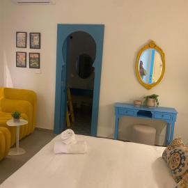 SÀWĀ Noor 1BR Golden Dome Apt in Mar Mikhael, hotel i Al Mudawwar