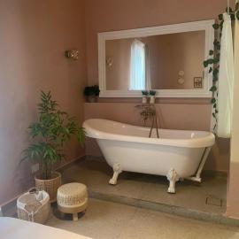 SÀWĀ Joury 1BR Rosy Apt with Bathtub in Mar Mikhael, hotel in Al Mudawwar