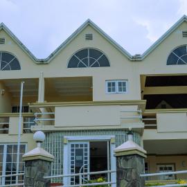 New Montrose Hotel, hotel i Kingstown