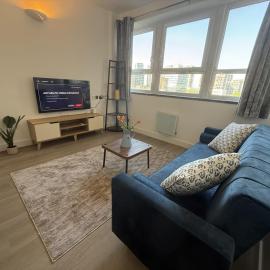 Modern 2BD Apt, Free Parking, 5 Min to Woolwich Arsenal، فندق في Woolwich