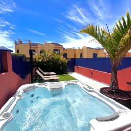 Holiday home in meloneras with sea views, golf and private jacuzzi