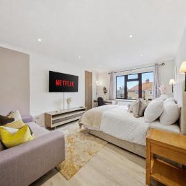 Contractor's Choice- 2 rooms - Sleeps 4 - 2 Separate Sleeping Zones - Free Parking