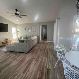 Spacious Home w heated Pool SmartTVs Pool Table, hotel v destinaci Riverview