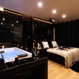 007 Loveroom Secrète Jacuzzi privé Cinéma 4K, Hotel in Evry-Courcouronnes