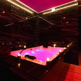 007 Loveroom Secrète Jacuzzi privé Cinéma 4K