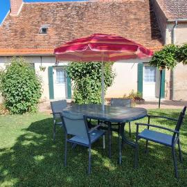 La Maison verte ,climatisée, au calme, avec bel espace vert, proche canal de BERRY