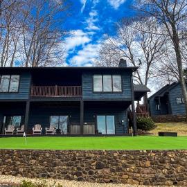LakeDaze - Spacious dog-friendly lakefront house w/dock, hot tub & putting green, hotel u gradu 'Moneta'