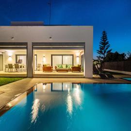 Villa Monaco, beachfront, private swimming pool 30m from the beach