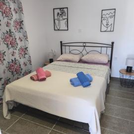 Silia's house near the beach, hotel em Lampi