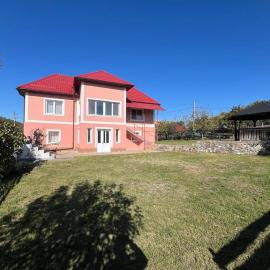 Casa de pe deal, hotel Cireşu városában