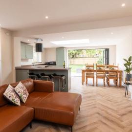 Maybush Retreat - stunning, spacious 4 bed home
