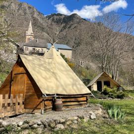 Tente pour 2 personnes en pleine nature, hotel in Entraigues