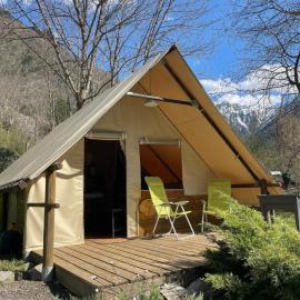 Tente de 4 personnes en pleine nature, hotel in Entraigues