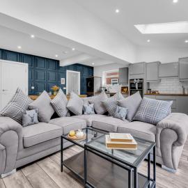 Luxury Manor home, 6-car drv, Pool table big, Fully equipped home for families and contractors