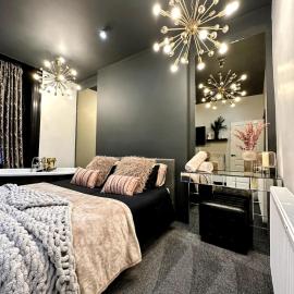 Cinema flat with bathtub in bedroom and parking, sleeps 4