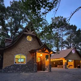 Storybook Cottage & Storybook Nook NO cleaning fee, hotell sihtkohas Lonoke