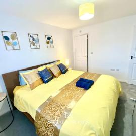 4 Bed House with Driveway Parking for 2 Cars - Rugby - Sleeps 10! Perfect for groups! โรงแรมในรักบี้