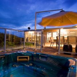 My Back Beach Retreat with spa and ocean views, hotel v destinácii Rye