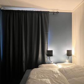 Dobbeltrom på solsida, fin utsikt fra huset, privat bad og delt kjøkken og stua, hotel in Sogndal