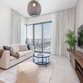 Free housekeeping visits during your stay - StayShort - Elegant 2BR Residence in the New The Diplomat، فندق في ‘Ūd al Bayḑāʼ