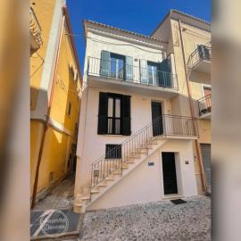 Charming 3-Story Amantea Home with Full Kitchen, 3 Baths and Minutes to the Beach, hotel di Amantea