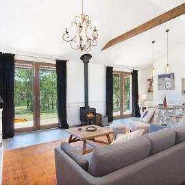 Block Eight Estate Water View Villa، فندق في Belford