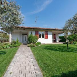 Villa Garibaldi with Private Garden, hotelli kohteessa Carzago della Riviera