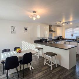 Spacious and Modern 4BR with Hot Tub and Garden, hótel í Peterborough