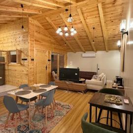 كوخ الجنة, hotel u gradu Aba
