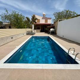 Authentic 5 Bedroom Stone Villa with Pool in Kathikas, hotel din Kathikas