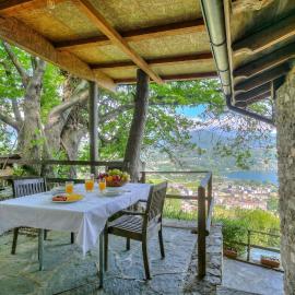La Capannina Lake & Mountain Views - Happy Rentals, hotel in Cimo