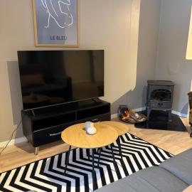 Sentralt i Raufoss-3 soverom, opptil 5 gjester, parkering og stor hage, hotell sihtkohas Raufoss