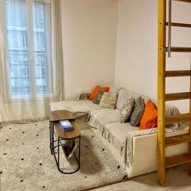 Bright Paris Apartment Separate Bedroom and Living Room, hotel in Gennevilliers