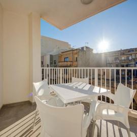 Charming Gozo Escape with Balcony AC and Fast WiFi, hotel a Marsalforn