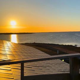 Oceanfront Cottage w/ Upper Balcony View, hotel en Summerside