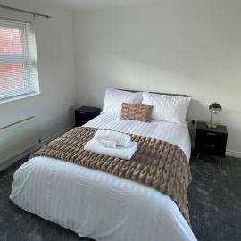 3-bed-Sleeps 5 with Garden and Parking, hotel v destinaci Corby