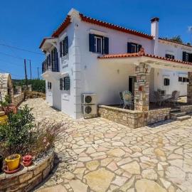 Luxury two story villa ideal for families، فندق في كوروني