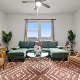 Modern Farmhouse Retreat w Patio Yard TWR 103, Hotel in Lockhart