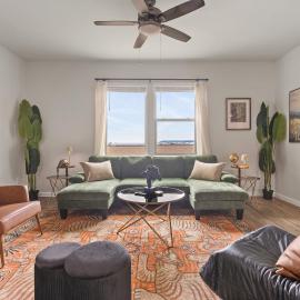 Spacious 3BR w Backyard Dining Lounge TWR 105, Hotel in Lockhart