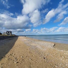 Grande maison normande, vue mer à 75 metres de la plage, équipé spa de nage, hotel din Quinéville