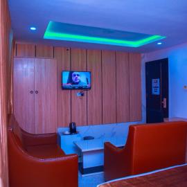 DonFleakies Hotels and Suites, hotel em Ejigbo