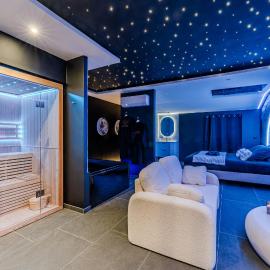 Le Céleste - Suite romantique immersive climatisée, sauna et spa privatif, hotel in Lesparre-Médoc
