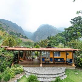 Lakeshore Retreat, escape from it all!
