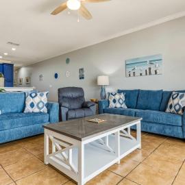 Perfect beachfront condo with pool internet and washer and dryer, hotel in Dauphin Island
