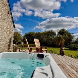 Maison de Charme avec Spa Privatif & Jardin en Pleine Nature - Plages à moins de 20min – hotel w mieście Guerlesquin