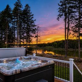 Luxury Waterfront Retreat with Hot Tub Near Acadia, hotel en Milbridge