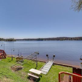 Waterfront Cabin w/ Boat Slip & Views in Croton!, hotelli kohteessa Newaygo
