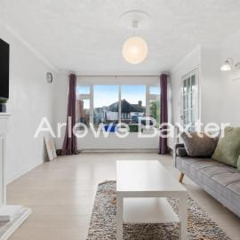 Bright 3-Bedroom House, Driveway and Garden